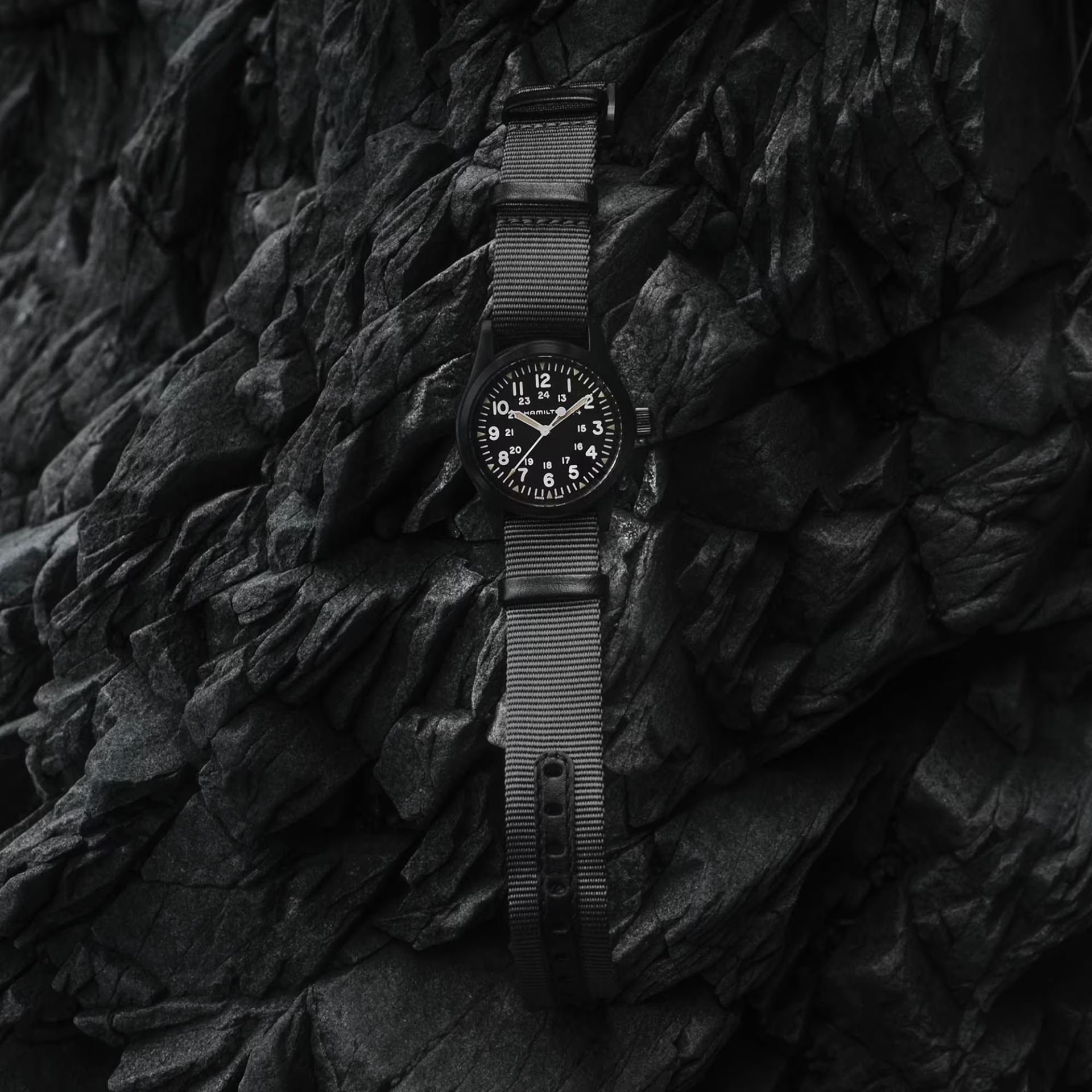 Hamilton Khaki Field Mechanical H69409930 na NATO řem&iacute;nku na z&aacute;pěst&iacute;